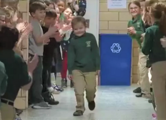 Menino de 6 anos que venceu o câncer é aplaudido pelos colegas (Vídeo)