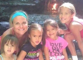 Mulher adotou as 4 filhas de sua melhor amiga que faleceu com câncer no cérebro