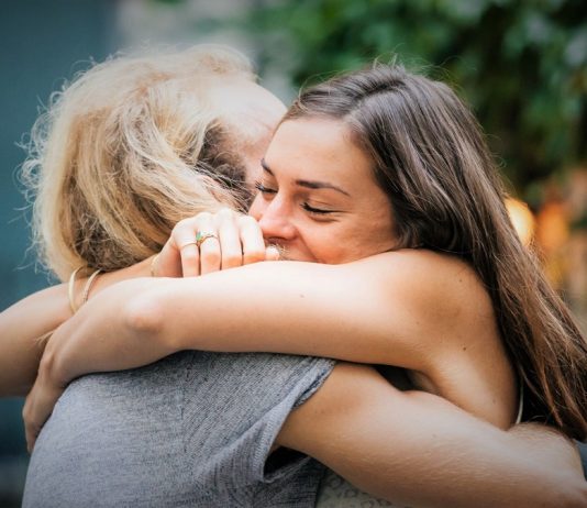Abraçar é dizer com as mãos o que a boca não consegue – Mário Quintana