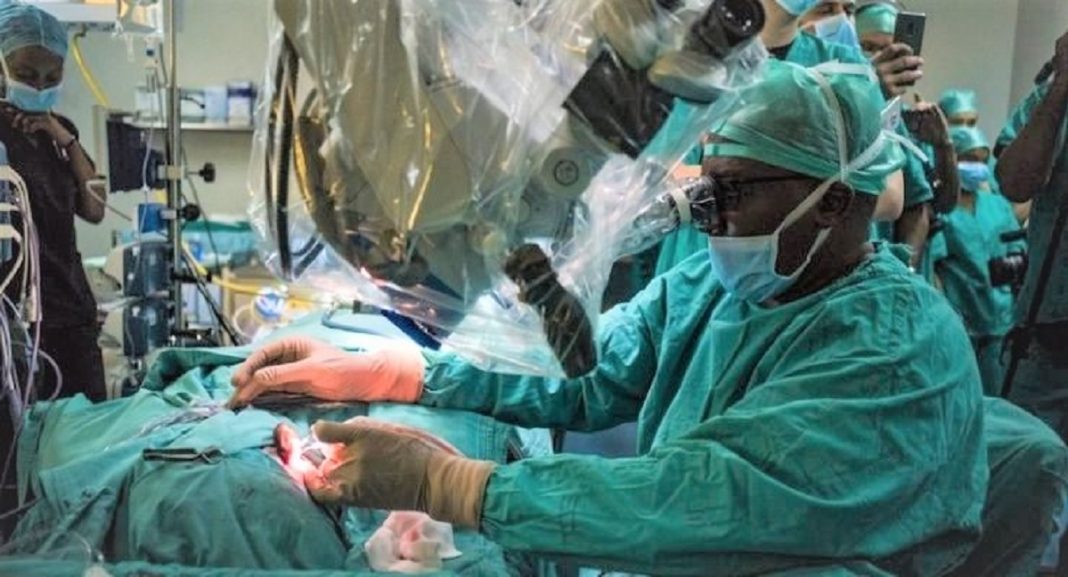 Médico Sul-africano curou surdez de paciente ao fazer primeiro transplante de ouvido do mundo
