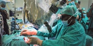 Médico Sul-africano curou surdez de paciente ao fazer primeiro transplante de ouvido do mundo