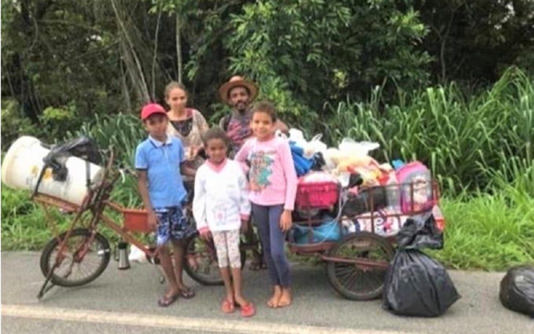 Casal com três filhos estão viajando à pé de Goiânia a Roraima: “enfrentando fome e chuva”