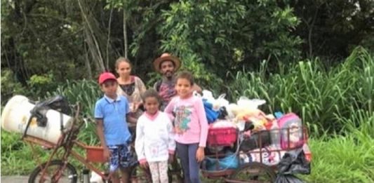 Casal com três filhos estão viajando à pé de Goiânia a Roraima: “enfrentando fome e chuva”