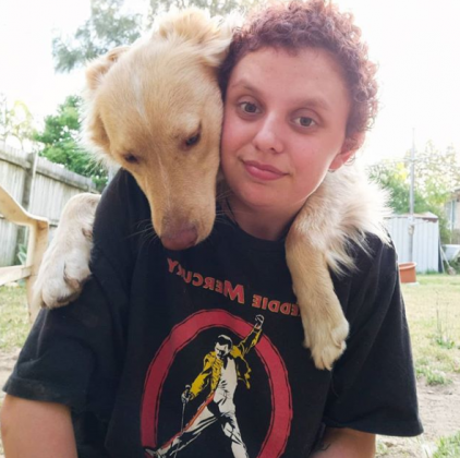 sensivel-mente.com - Cachorro acalma amorosamente jovem autista que se debatia numa crise de pânico