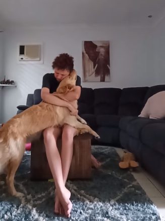 marley helps hayley 3 - Cachorro acalma amorosamente jovem autista que se debatia numa crise de pânico