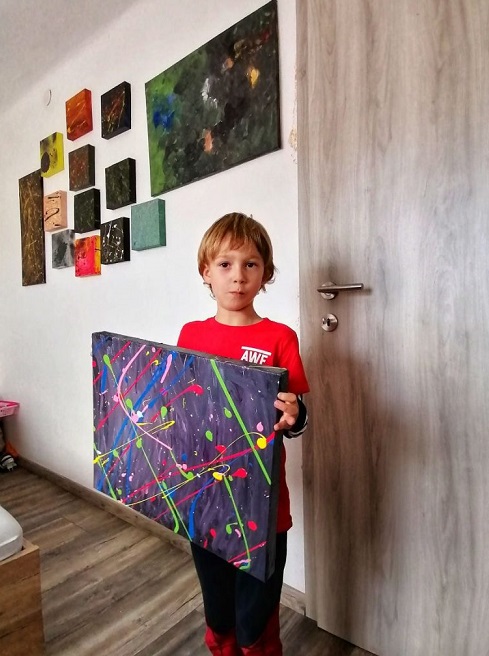 1 2 8 - Pai postou com orgulho: “Meu filho tem Autismo e se expressa através da pintura, e eis aqui algumas obras de arte dele”.