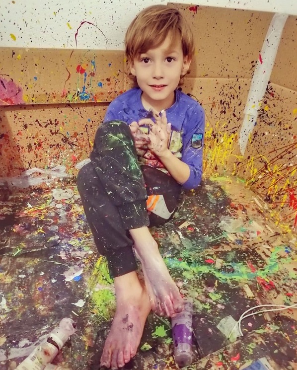 2 2 6 - Pai postou com orgulho: “Meu filho tem Autismo e se expressa através da pintura, e eis aqui algumas obras de arte dele”.