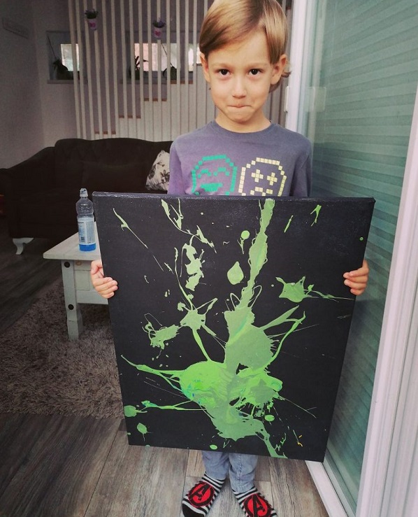 sensivel-mente.com - Pai postou com orgulho: “Meu filho tem Autismo e se expressa através da pintura, e eis aqui algumas obras de arte dele”.