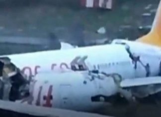 Avião com 183 passageiros partiu-se em três pedaços ao aterrissar em Istambul