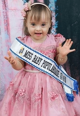sensivel-mente.com - Com 3 anos de idade menina com s&iacute;ndrome de down conquistou 5 t&iacute;tulos em torneios de beleza