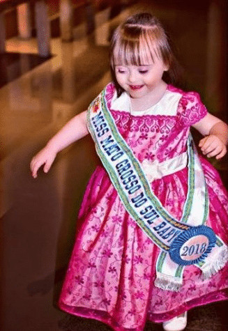 sensivel-mente.com - Com 3 anos de idade menina com s&iacute;ndrome de down conquistou 5 t&iacute;tulos em torneios de beleza