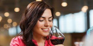 Uma taça de vinho fornece os mesmos benefícios que uma hora de academia, conforme pesquisa.