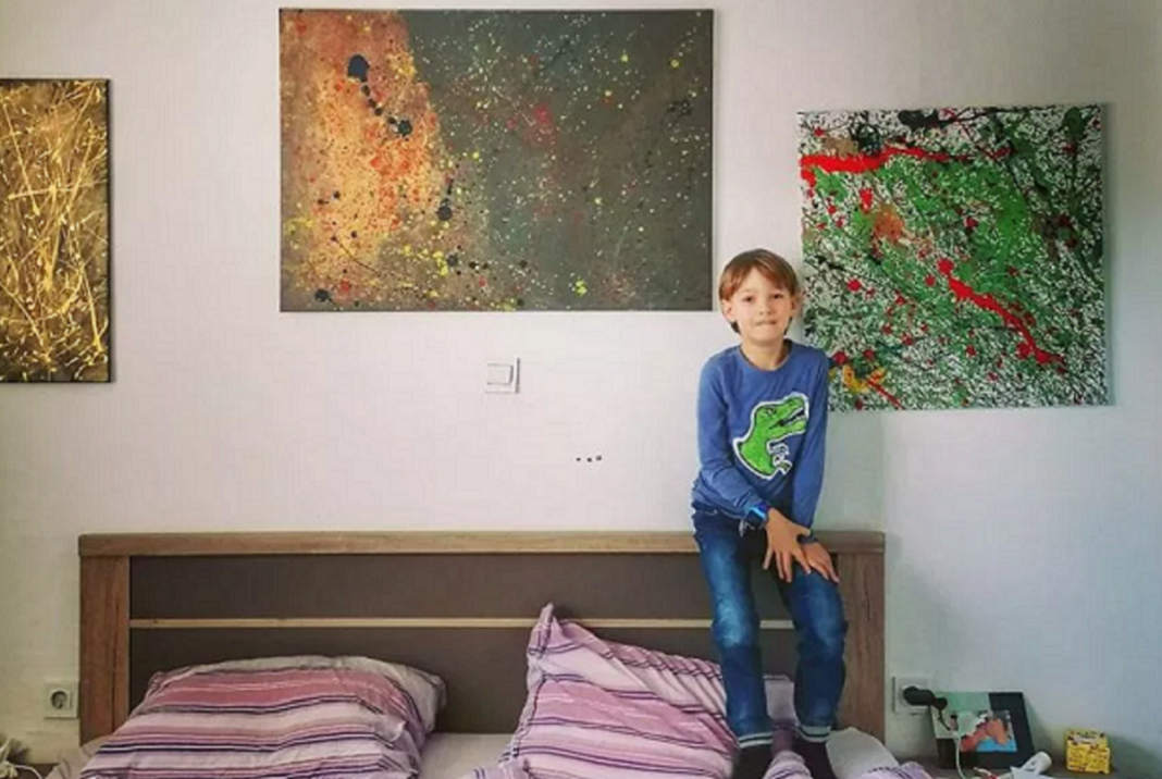 Pai postou com orgulho: “Meu filho tem Autismo e se expressa através da pintura, e eis aqui algumas obras de arte dele”.