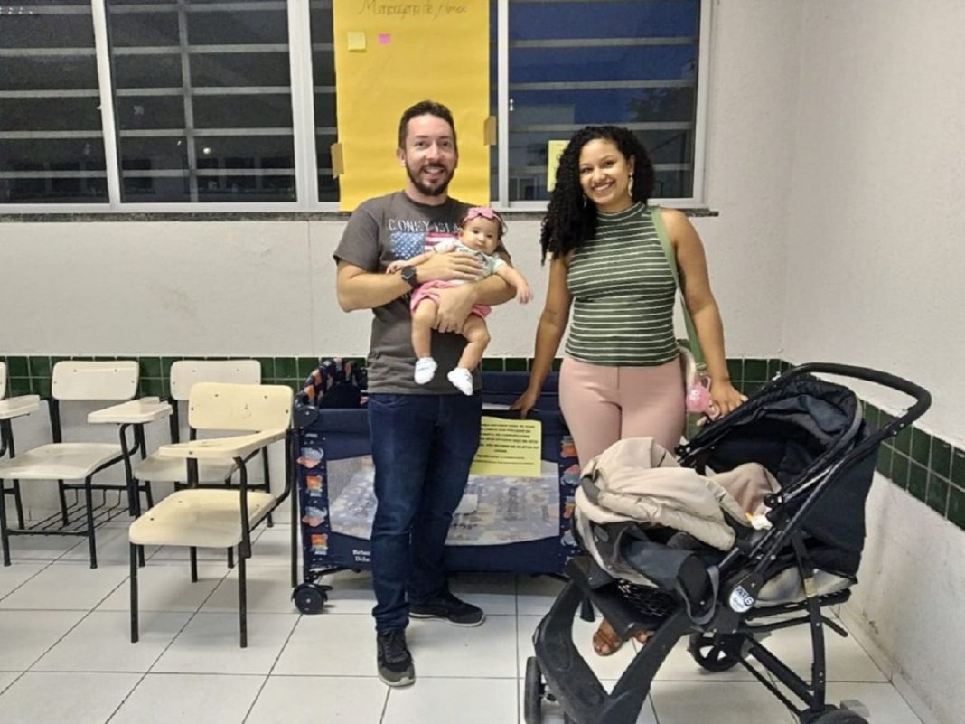 Alunos montaram berçário na sala de aula para pais cuidarem de suas crianças durante o curso de PÓS no Ceará