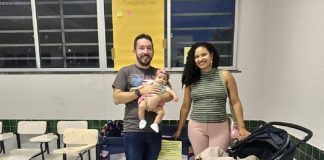 Alunos montaram berçário na sala de aula para pais cuidarem de suas crianças durante o curso de PÓS no Ceará