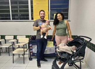 Alunos montaram berçário na sala de aula para pais cuidarem de suas crianças durante o curso de PÓS no Ceará