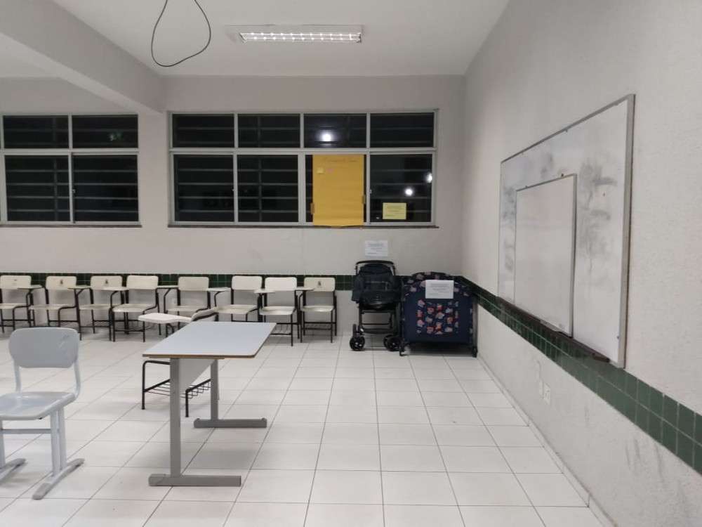 sensivel-mente.com - Alunos montaram berçário na sala de aula para pais cuidarem de suas crianças durante o curso de PÓS no Ceará