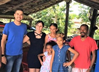 Família sem dinheiro que decidiu ir andando de Goiânia a Roraima ganhou passagens para viajar de ônibus.