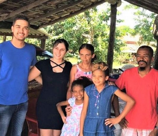 Família sem dinheiro que decidiu ir andando de Goiânia a Roraima ganhou passagens para viajar de ônibus.