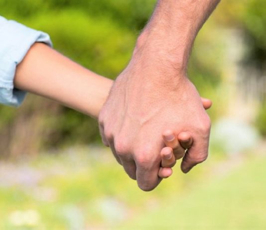 Você não está só, existe um Deus forte e poderoso ao seu lado