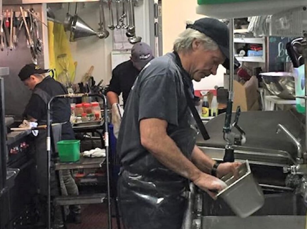 Jon Bom Jovi lavando louça em seu restaurante comunitário diz: ”faça o que puder”