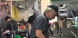 Jon Bom Jovi lavando louça em seu restaurante comunitário diz: ”faça o que puder”
