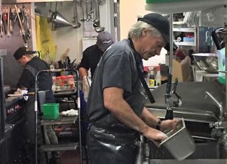 Jon Bom Jovi lavando louça em seu restaurante comunitário diz: ”faça o que puder”