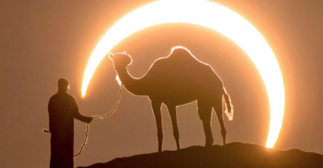 Fotógrafo capturou a imagem perfeita de um homem e um camelo sob um eclipse lunar.