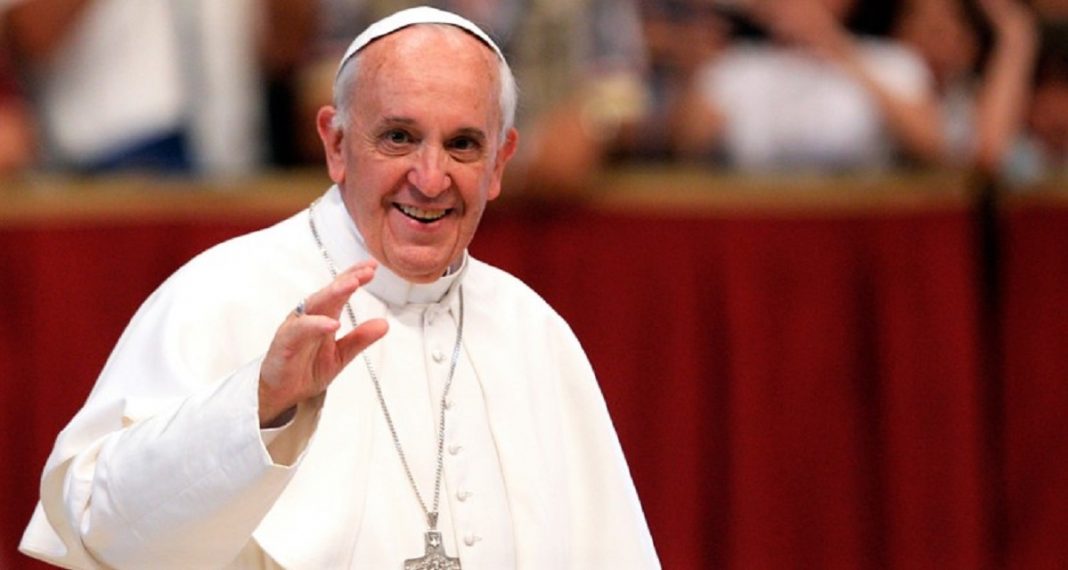 Papa pede para: “Rezarmos pelos idosos que lutam contra o Covid-19 em solidão e medo”.