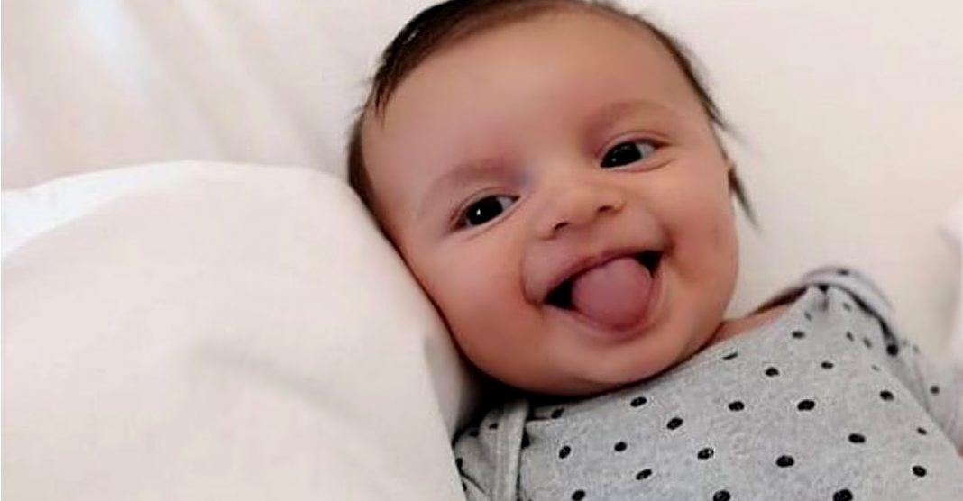 O sorriso vitorioso de um bebê que lutou contra o coronavírus por 50 dias e  o VENCEU