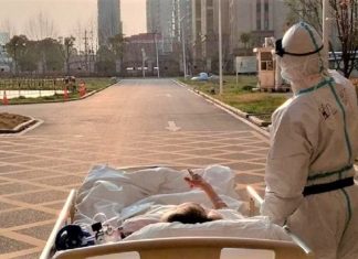 Paciente de 87 anos infectado com coronavírus pede ao seu médico para curtir uma tarde de sol e ele o acompanha Paciente de 87 anos infectado com coronavírus pede ao seu médico para curtir uma tarde de sol e ele o acompanha