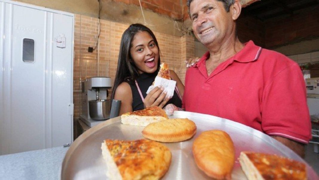 Filha postou foto do pai chateado por não vender nenhum salgadinho, imagem viralizou e gerou muita solidariedade