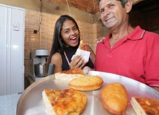 Filha postou foto do pai chateado por não vender nenhum salgadinho, imagem viralizou e gerou muita solidariedade