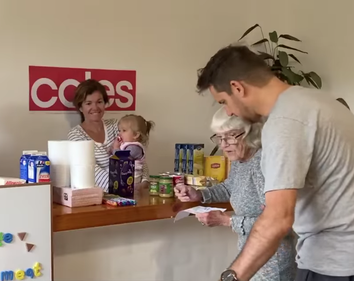 A família criou um mercado doméstico para a avó com Alzheimer. Eu queria ir às compras há muito tempo 1 - A família criou um mercado doméstico para a avó com Alzheimer. Eu queria ir às compras há muito tempo