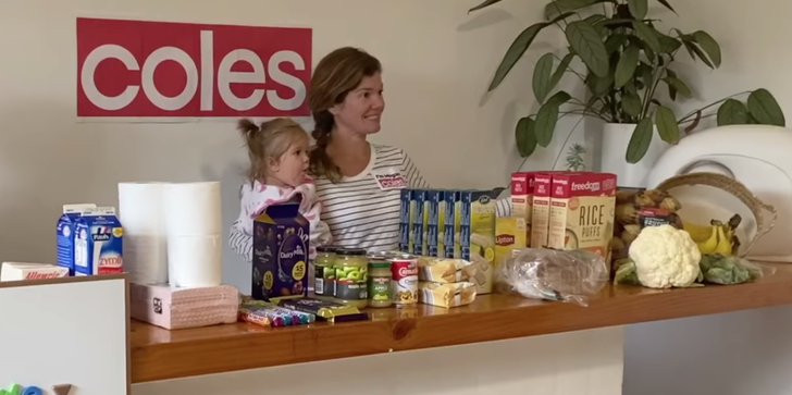A família criou um mercado doméstico para a avó com Alzheimer. Eu queria ir às compras há muito tempo 2 - A família criou um mercado doméstico para a avó com Alzheimer. Eu queria ir às compras há muito tempo