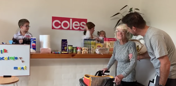 A família criou um mercado doméstico para a avó com Alzheimer. Eu queria ir às compras há muito tempo 5 - A família criou um mercado doméstico para a avó com Alzheimer. Eu queria ir às compras há muito tempo