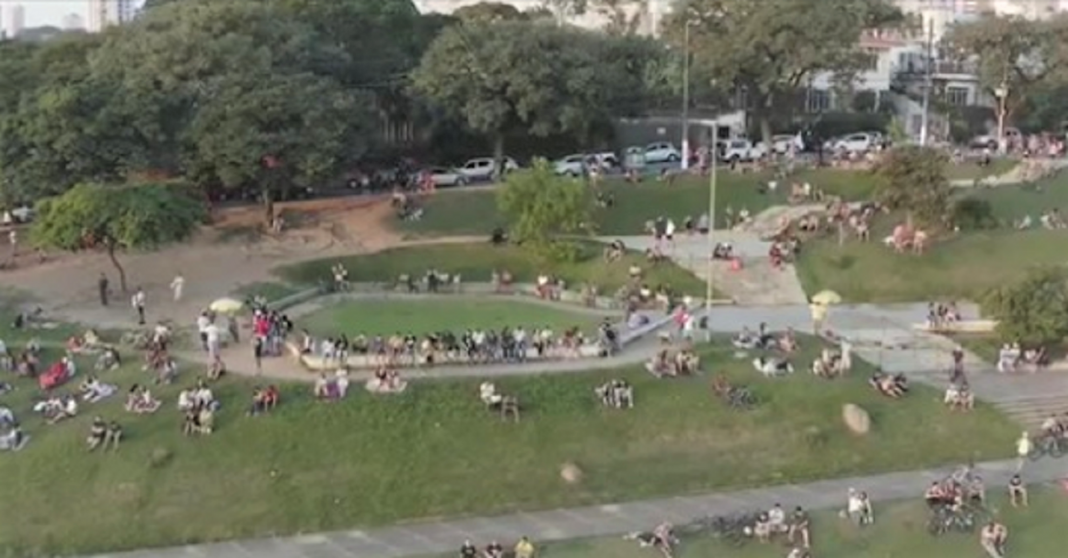 Quarentena: Drone regista imagens da praça do Pôr do Sol na capital de SP e aparece LOTADA DE PESSOAS