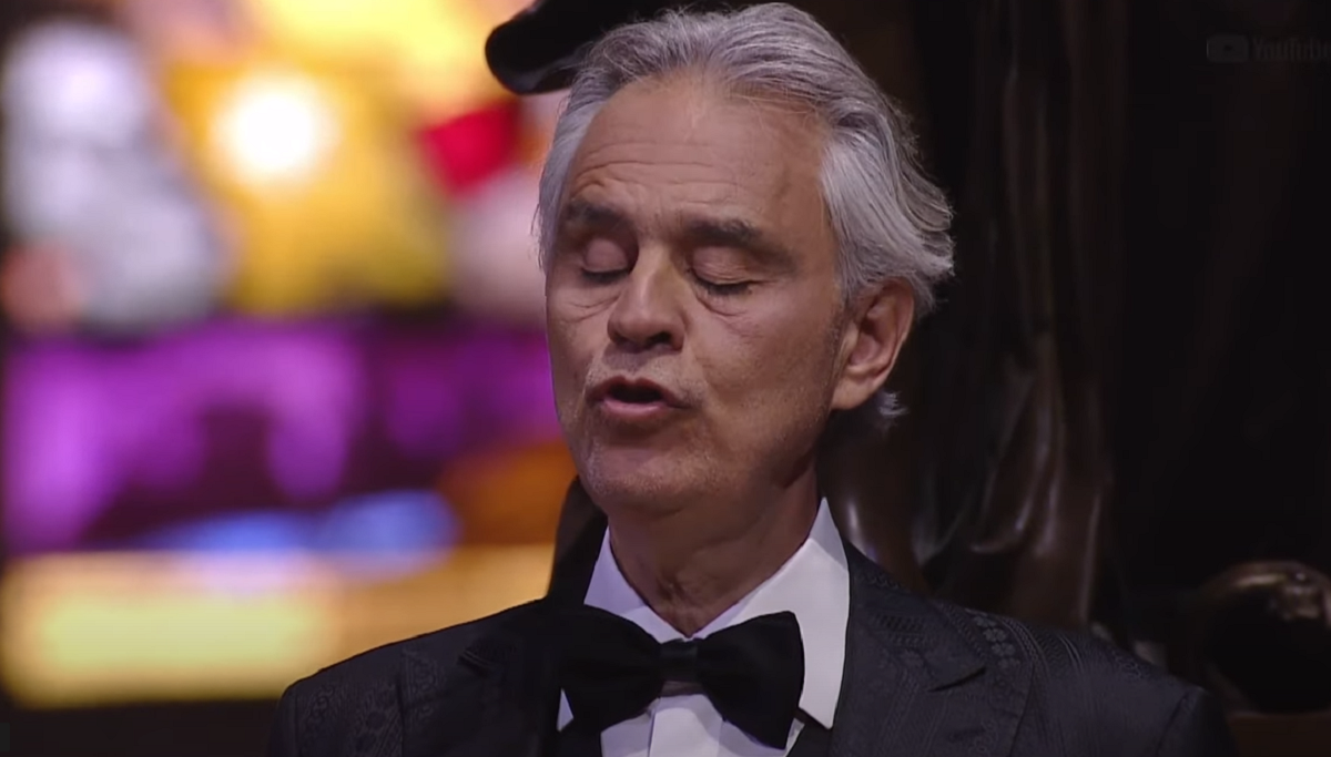 O dia em que Andrea Bocelli emocionou o mundo apresentando-se na Catedral de Milão. Assista Captura de Tela 64 - O dia em que Andrea Bocelli emocionou o mundo apresentando-se na Catedral de Milão. Assista
