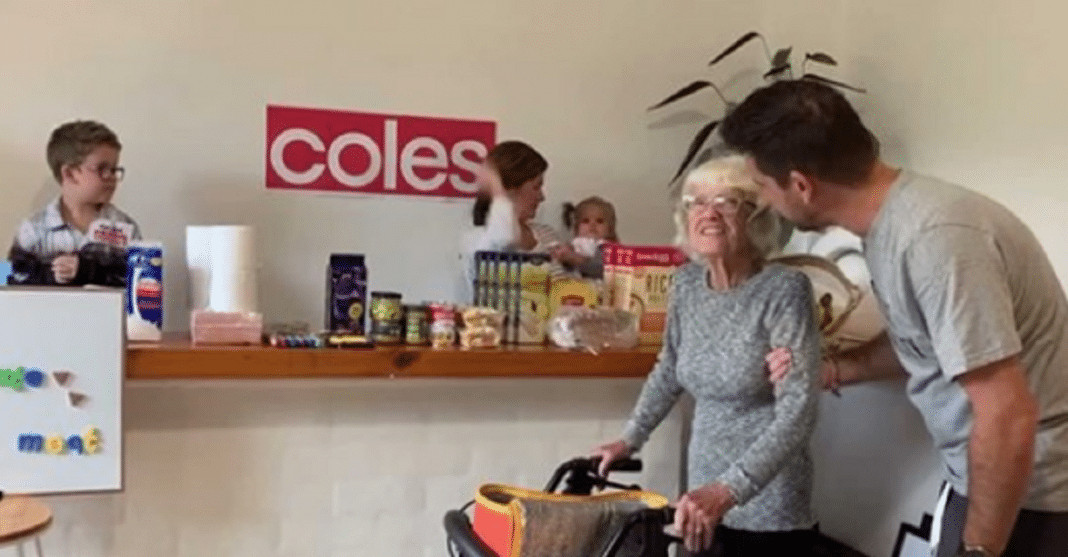 A família criou um mercado doméstico para a avó com Alzheimer. Eu queria ir às compras há muito tempo