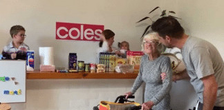 A família criou um mercado doméstico para a avó com Alzheimer. Eu queria ir às compras há muito tempo