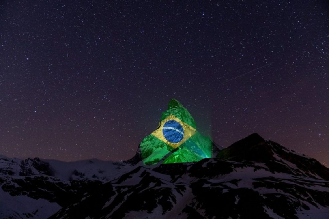 Bandeira brasileira é projetada em montanha na Suíça desejando força aos brasileiros que sofrem com a COVID-19