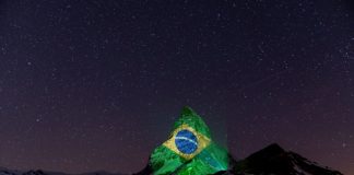 Bandeira brasileira é projetada em montanha na Suíça desejando força aos brasileiros que sofrem com a COVID-19