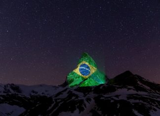 Bandeira brasileira é projetada em montanha na Suíça desejando força aos brasileiros que sofrem com a COVID-19