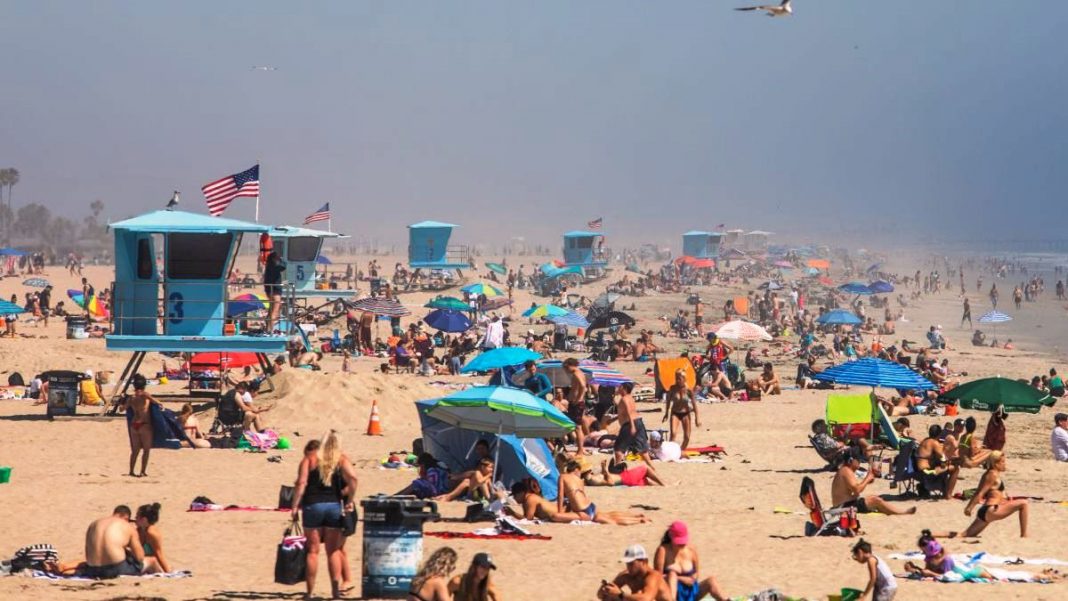 Pasmem: Vídeo mostra centenas de pessoas lotando praia da Califórnia