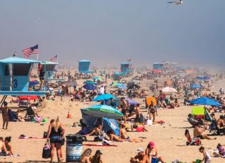 Pasmem: Vídeo mostra centenas de pessoas lotando praia da Califórnia