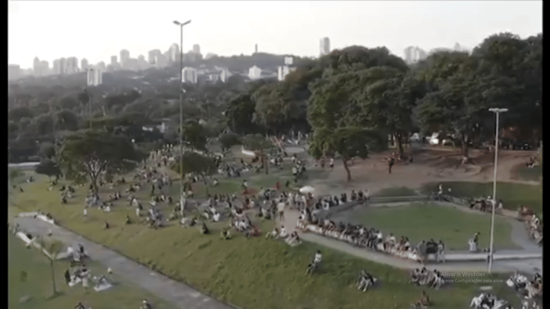 sensivel-mente.com - Quarentena: Drone regista imagens da pra&ccedil;a do P&ocirc;r do Sol na capital de SP e aparece LOTADA DE PESSOAS