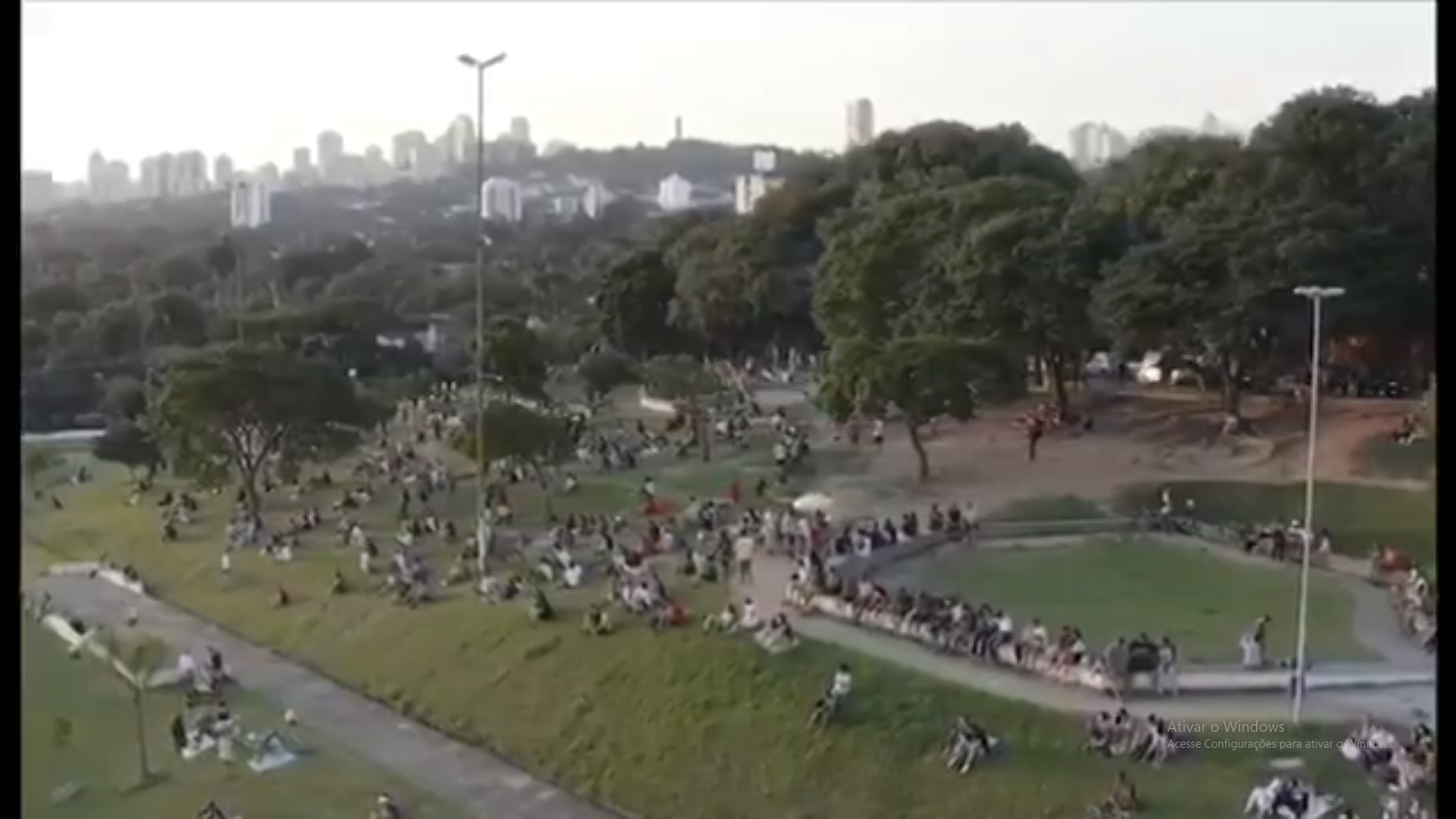 sensivel-mente.com - Quarentena: Drone regista imagens da praça do Pôr do Sol na capital de SP e aparece LOTADA DE PESSOAS