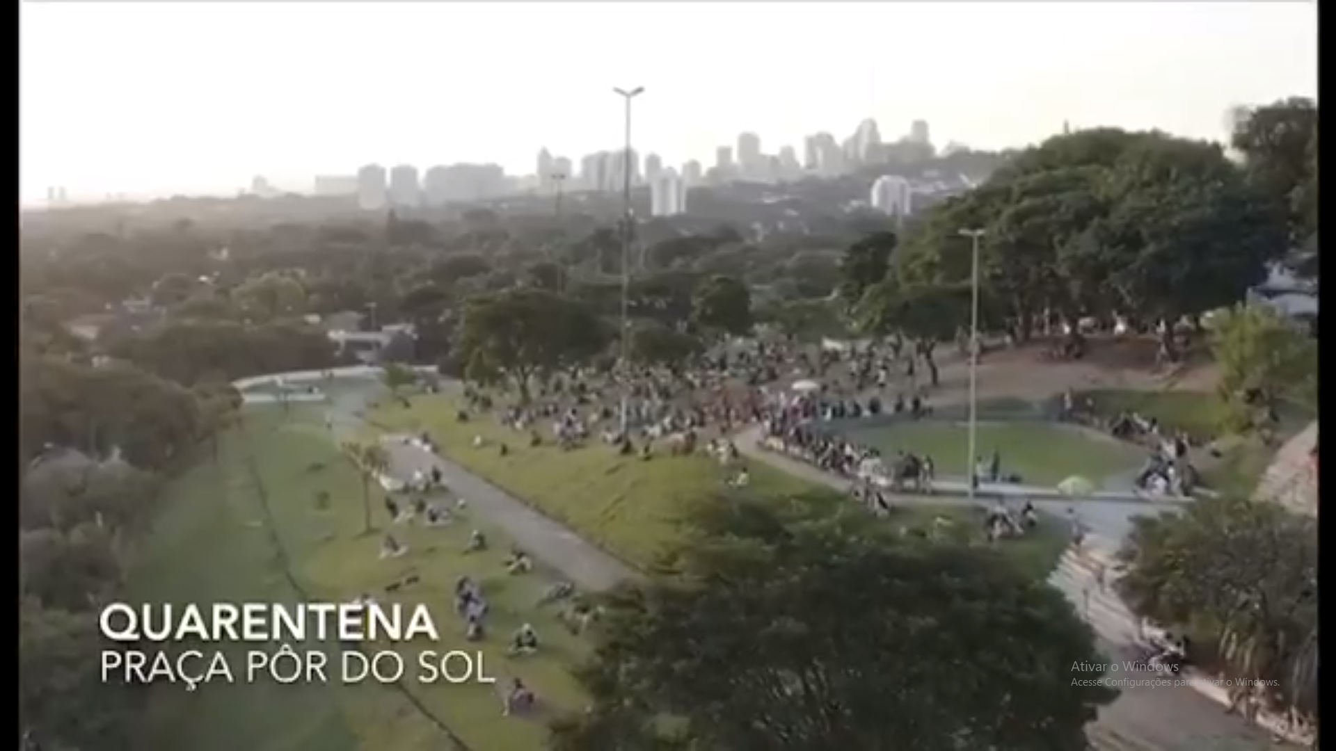 sensivel-mente.com - Quarentena: Drone regista imagens da praça do Pôr do Sol na capital de SP e aparece LOTADA DE PESSOAS