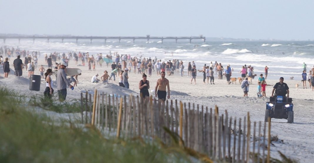 Praias ficam lotadas na Flórida após “pequena liberação” na quarentena