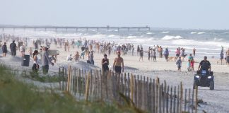 Praias ficam lotadas na Flórida após “pequena liberação” na quarentena
